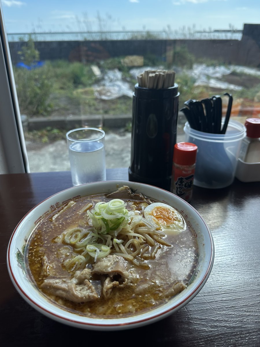 dosankomeshi's tweet image. 夕張の清水沢で長年愛されファンも多かったバロンさん。
閉店されてしまい残念に思っていたら白老に転生してた♡

海を見ながらホルモン味噌ラーメン