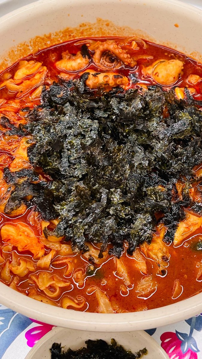 오봉집 칼낙지 진짜맛있는데
왜사람들이몰라주지………🗿🗿🗿
완전칼국수계의엽떡이고 양완전많아서
(이게2인분이야….)
먹어도먹어도안줄어들고 딱맛있게매워서
불금에퇴근하고 칼낙지에쏘맥말면
ㅈㅉ스트레스풀림