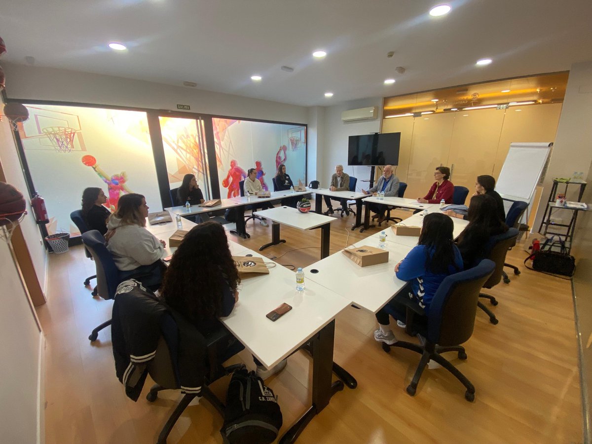 FBCyL's tweet photo. 🚀¡Hoy arranca nuestro programa de mentoring para entrenadoras!

🏀Un espacio para crecer, compartir experiencias y fortalecer el liderazgo femenino en el deporte⛹️‍♀️⛹️‍♂️ https://t.co/X3P4Wd28pW