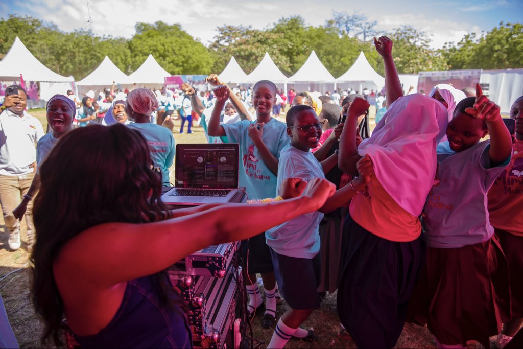 Asilimia 90 ya ajira duniani zinahitaji ujuzi wa kidijitali, lakini wanawake ni 35% tu ya wahitimu wa STEM.
Tukibadilisha hii leo, tunaandaa kizazi cha wanawake wabunifu kesho. 
#AjendaYaMsichana2025
<a href="/MsichanaUwezo/">Msichana Initiative</a>