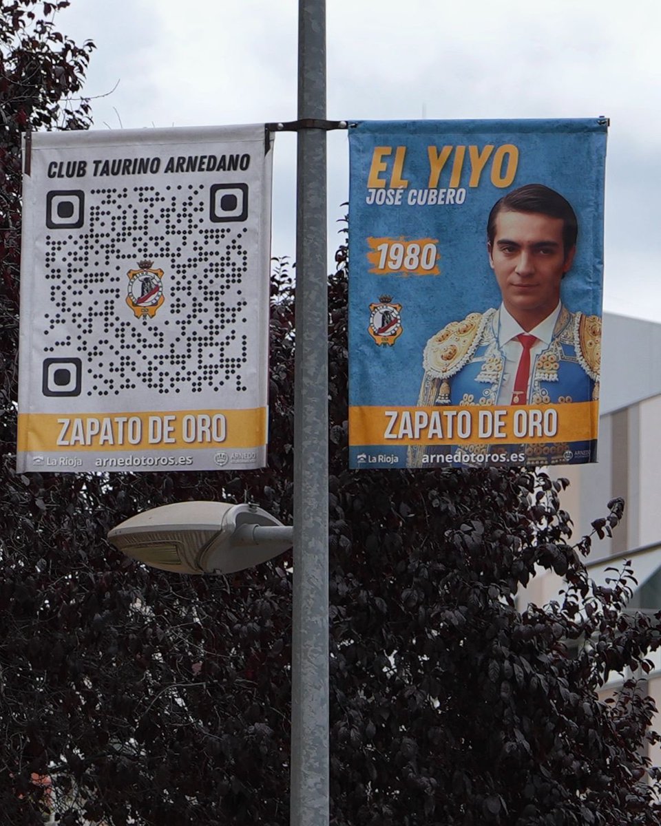 clubtaurino's tweet photo. 🖼️ Durante las pasadas fiestas Arnedo se vistió de oro para celebrar el 50 Zapato de Oro.
El @clubtaurino homenajeó a todos los ganadores con una exposición al aire libre con sus retratos y el año que se calzaron el Zapato.
📸 @AlfonsoYustes
#zapatodeoro #promoción https://t.co/QmwedrDi8p