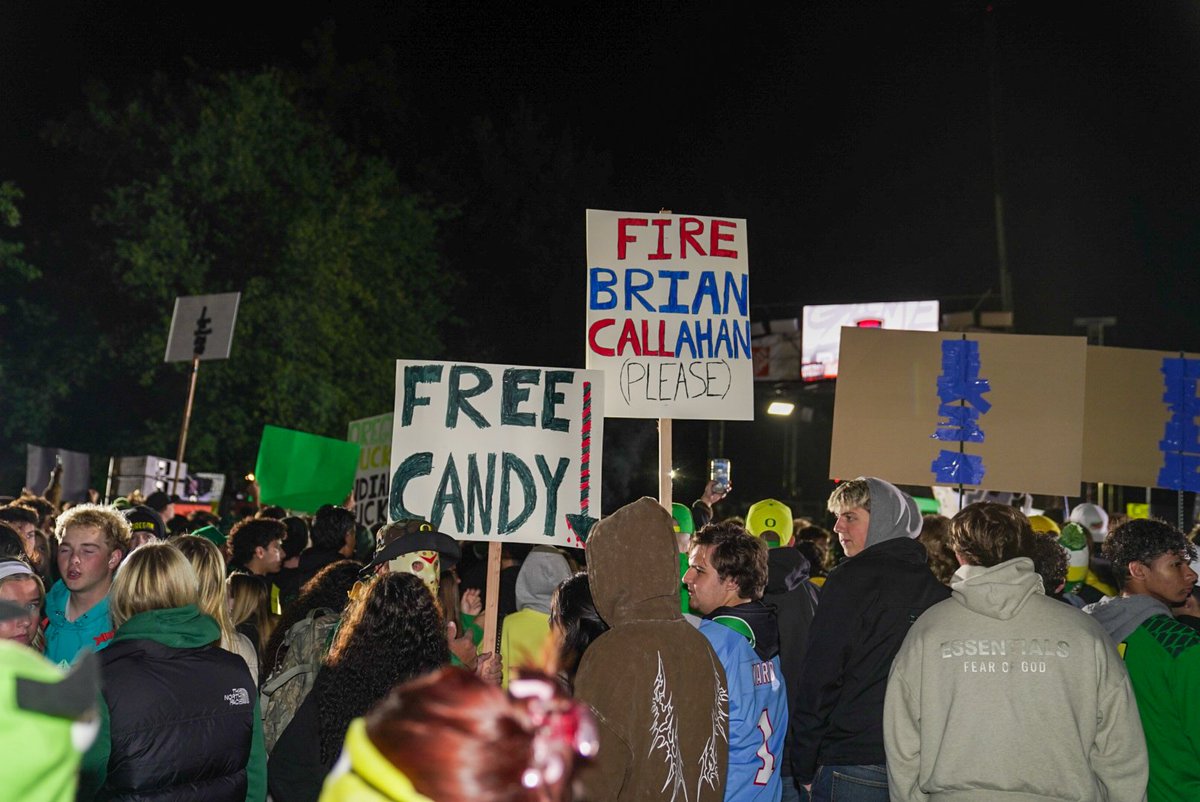 CSGOregon's tweet image. The ducks are already out in full force at 3am as they prepare for @CollegeGameDay and to take on the Indiana Hoosiers! Drop your score predictions down below!