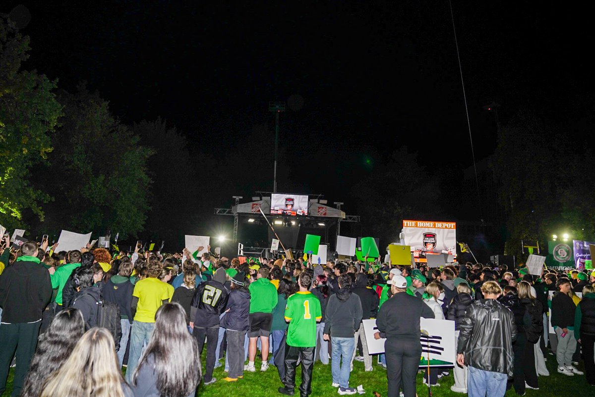 CSGOregon's tweet image. The ducks are already out in full force at 3am as they prepare for @CollegeGameDay and to take on the Indiana Hoosiers! Drop your score predictions down below!