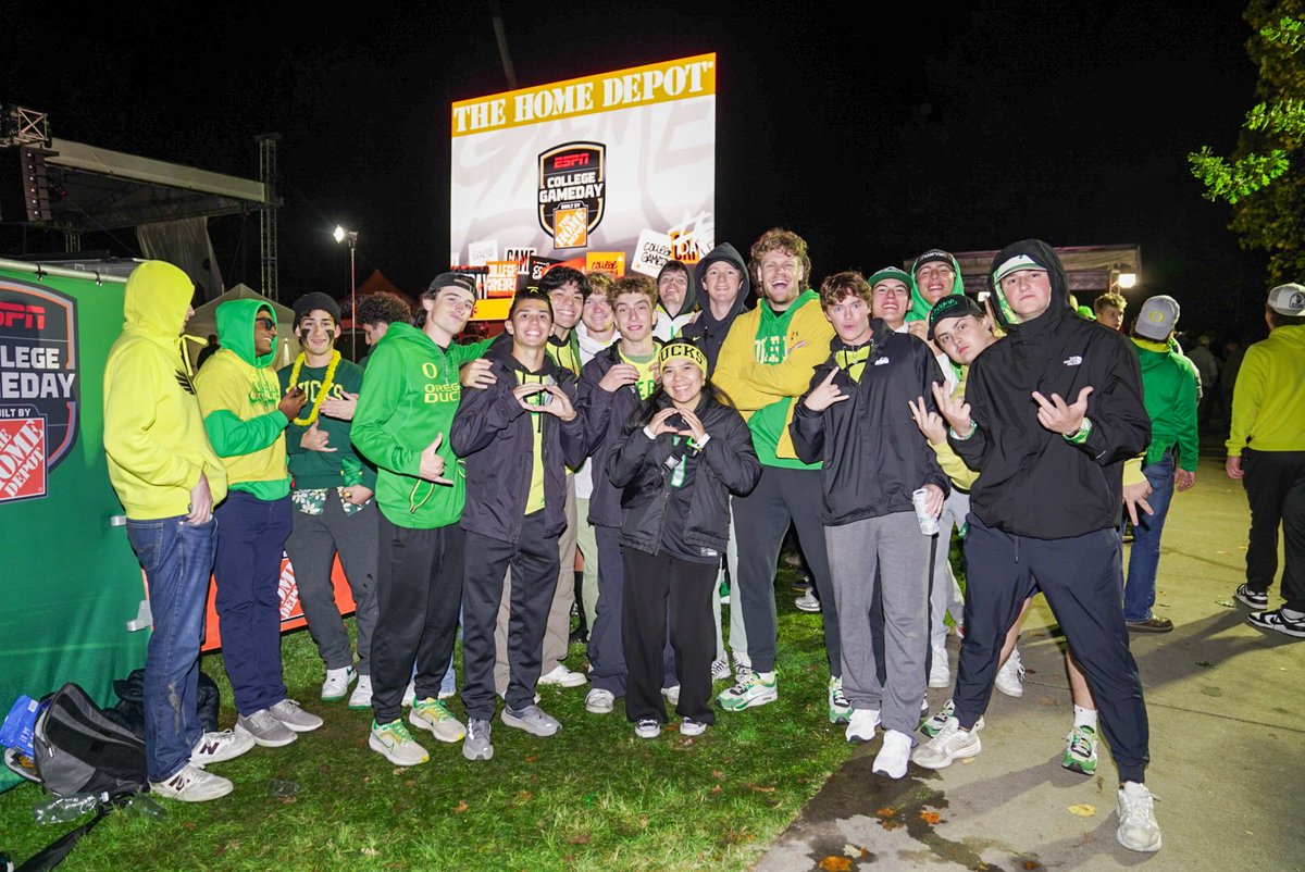CSGOregon's tweet image. The ducks are already out in full force at 3am as they prepare for @CollegeGameDay and to take on the Indiana Hoosiers! Drop your score predictions down below!