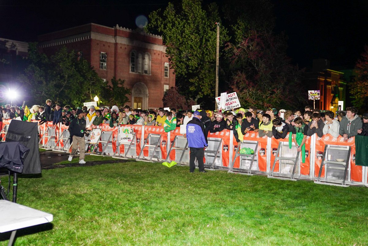CSGOregon's tweet image. The ducks are already out in full force at 3am as they prepare for @CollegeGameDay and to take on the Indiana Hoosiers! Drop your score predictions down below!