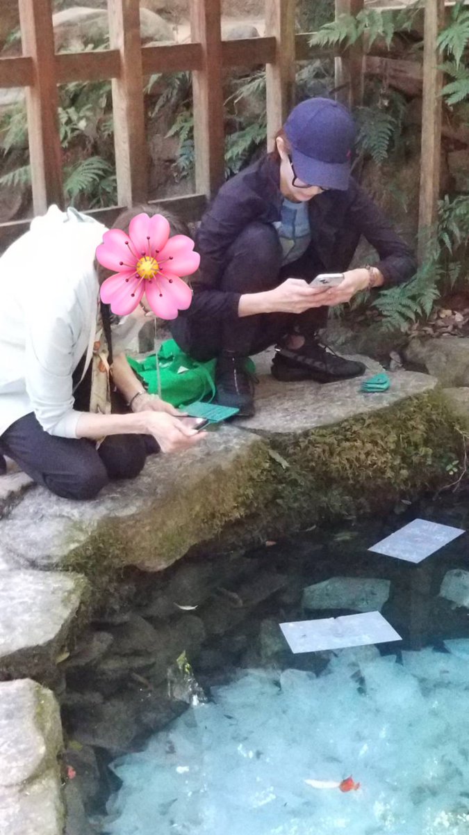 yuzuru_kurenai's tweet photo. .

勝田のオッチャンをお見かけになられましたら、あなたにもきっといいことが沢山降り注ぎます♡♡♡これ、本当だと思ってる。

帰る時、空港までオッチャンが車で送ってくれた。
オッチャンは
「飛行機の窓から見た時、ここに車とめとるけぇ。みちょってよ。」と言い、私たちは飛行機の中からオッチャンを探した。
すると思いっきり両手を上に上げて手を振ってくれるオッチャンを見た私たち親子は飛行機の中で感動のあまり大号泣した。
こんな素敵なオッチャンに出会えたこと、
出雲のご縁の神様、本当にありがとうございます！！！

母との写真はオッチャンが撮ってくれました♡
ありがとうね、オッチャン♡
またすぐに会いに行くよ♡

ワンワンより

飛行機の中で大号泣した後、CAさんからファ��レターを頂くというオキつき。
でもCAさん、ありがとう♡

#勝田のオッチャン
#島根
#出雲
#親子旅
#紅ゆずる

写真は
#八重垣神社
#鏡の池
撮影はオッチャン