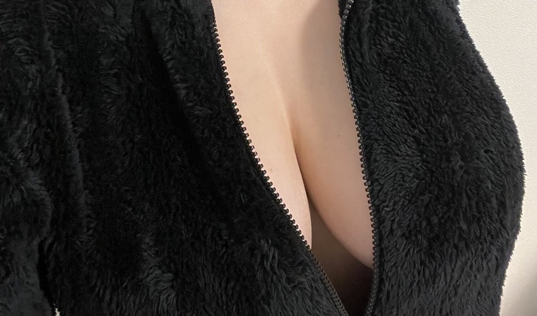 かおりの小声💭 (@kaorisubsub) on Twitter photo モコモコおっぱい
 #胸元アップシリーズ モコモコおっぱい
 #胸元アップシリーズ