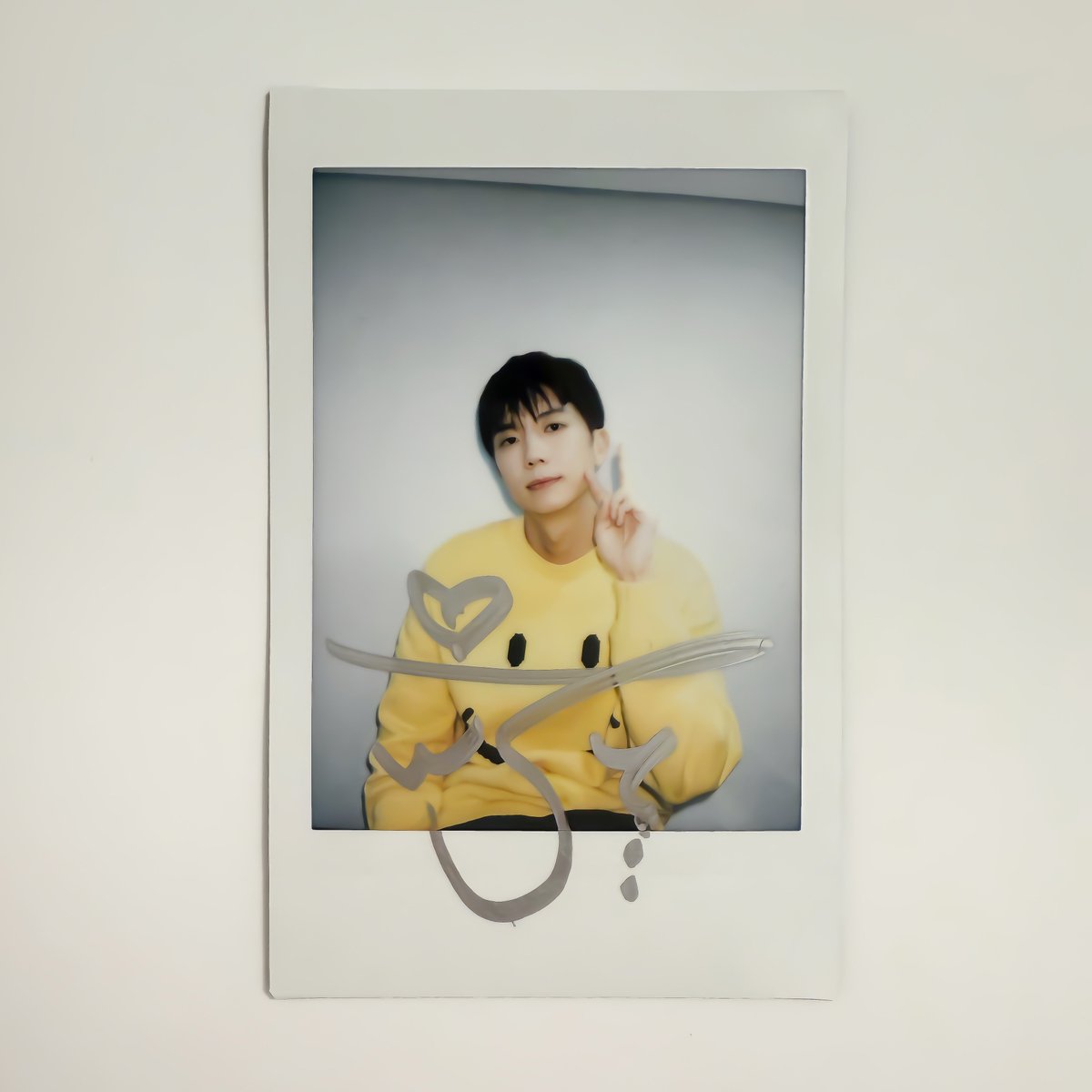 251011  블루드림미디어 사인회
名前の前にウヨンがなにか考えて言葉書いてって言ったら예쁜で、これ8年前とまったく同じだよって言ったら、ぼくはいつも同じって（）
それも8年前に言われた（）今日もまた大変でしょうって言われて一生心配されてる（）
ポラは4回目にして初めて当たった #장우영