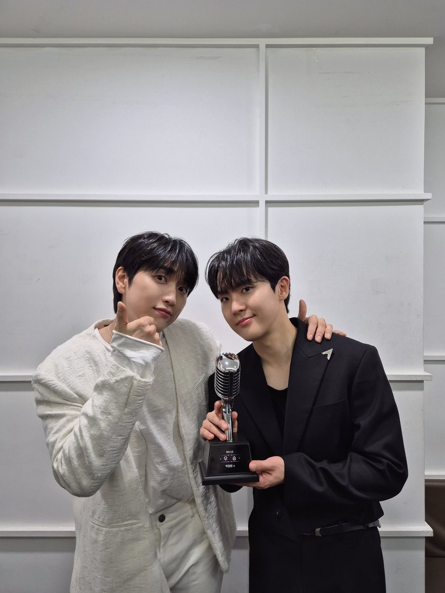 🏆#불후의명곡 아티스트 박정현 편 우승자🏆

뮤지컬계 대세 보컬 듀오 #임규형✖️산들
𝗔𝗟𝗟-𝗞𝗜𝗟𝗟 우승을 진심으로 축하합니다🎉

이 게임은 #규형라이토 의 완벽한 승리야✌️
다음주 #데스노트 첫 공연에서 다시 만나요🧑🏻‍💻

𝐌𝐔𝐒𝐈𝐂𝐀𝐋 𝐃𝐄𝐀𝐓𝐇 𝐍𝐎𝐓𝐄
2025.10.14-2026.05.10
디큐브