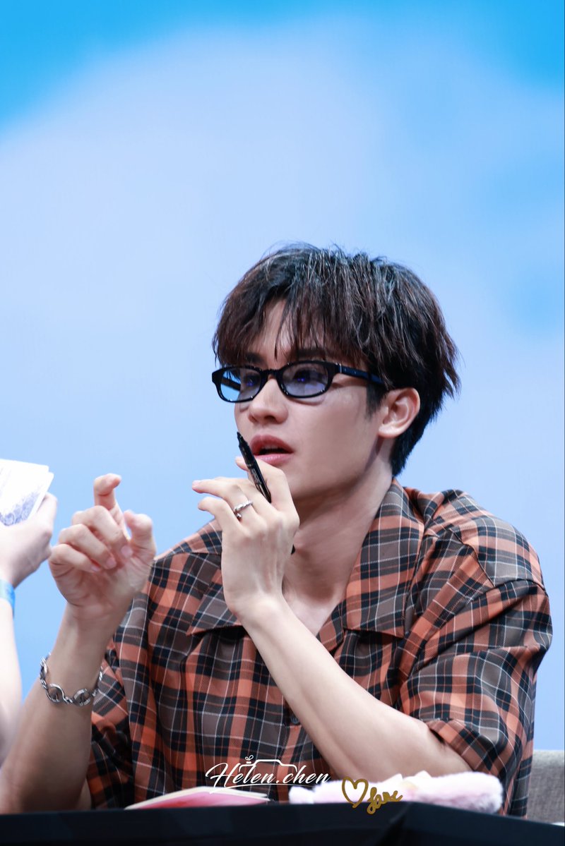 HelenChen144478's tweet image. 萌萌的和粉丝玩游戏@ Tawan_V 
TAYNEW FNV FANSIGN
#GMMTVFANIVALxTayNew
#เตนิว #TayNew #Tawan_V
