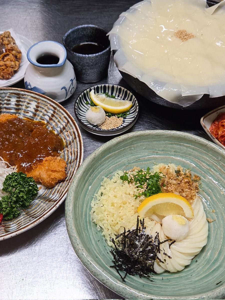 자가제면하는 사누끼 우동집을 사랑함
쭈왈깃쫠깃한 면 맛본 후로 뚝뚝 끊기는 우동은 만족 못하는 입이 되었기에...
냉우동에 방금 튀긴 카츠 영원히 붙여두고 싶음