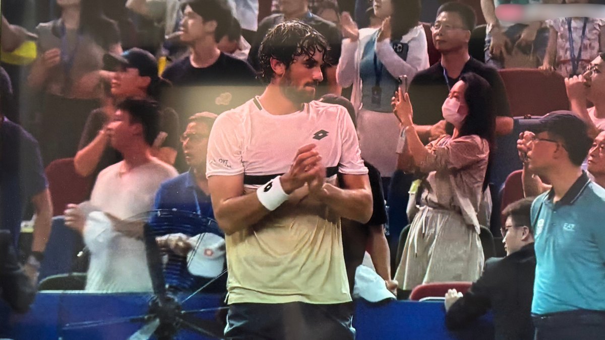 monaco__info's tweet image. « C’est fou, c’est fou »… L’exploit XXL de Valentin VACHEROT !

Sous les yeux de la Présidente de la Fédération Monégasque de Tennis, Mélanie-Antoinette DE MASSY, le tennisman monégasque remporte son duel 6-3 6-4 face à Novak DJOKOVIC et s’envole pour la finale.

@atptour