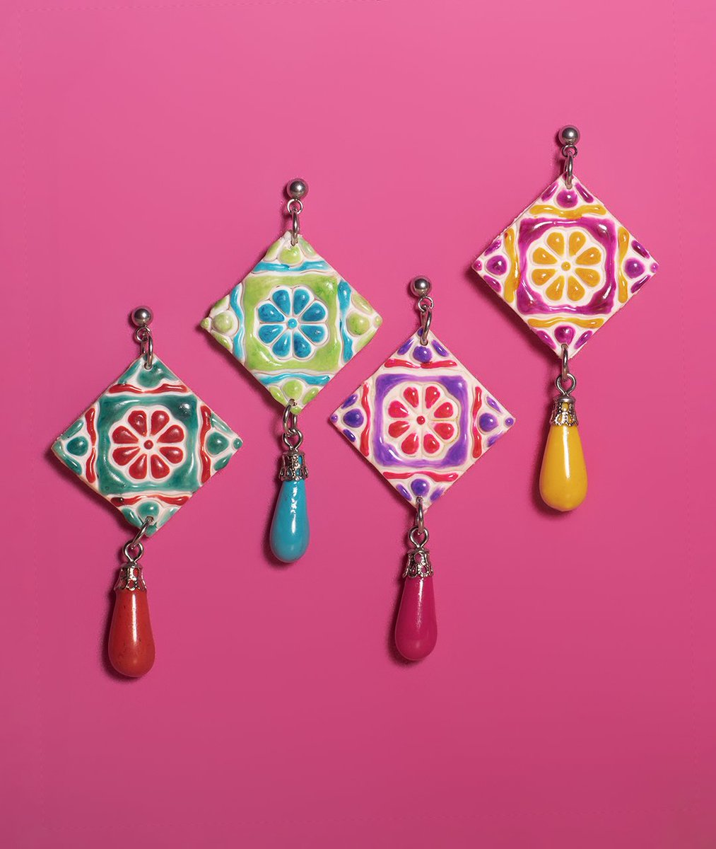 Venga, le doy un poco de promo a mi página de pendientes. Ahora los tenéis con los gastos de envío gratis! Os dejo una muestra por aquí.¿Me ayudáis con un rt?

instagram.com/abarrunto