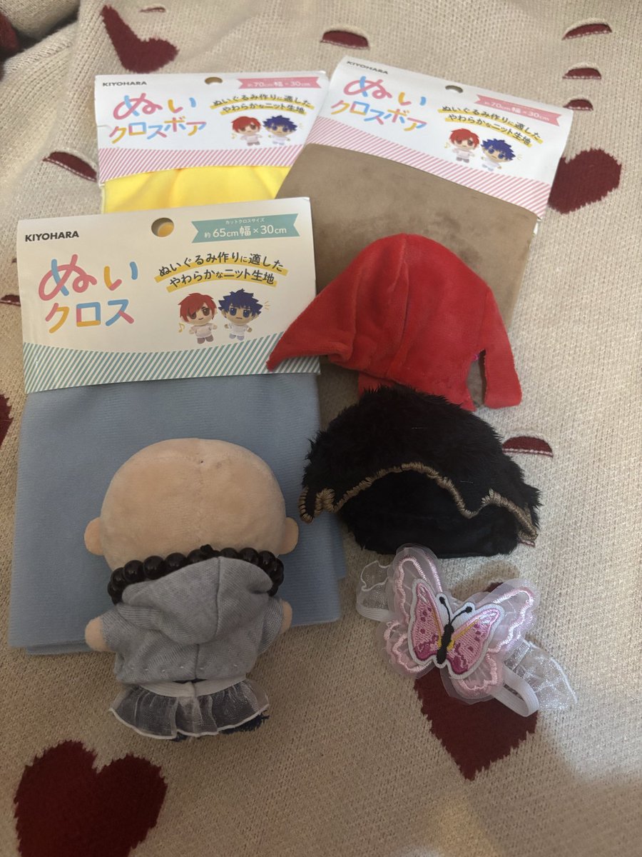 api4lov's tweet image. 【xlov】#RUI 
実はうちの自作ぬいぐるみのbaby ruiちゃんはコンセプトによって，ヘアーチェンジする為にウィッグ仕様になっております♡

WUMUTIに赤髪❤️HYUNに金髪🩵HARUに茶髪💛にする予定が

まさかのRUIが青髪🩷きた‼︎
からの金髪💨

只今，カムバまでどうしていいかわからず，保留中。