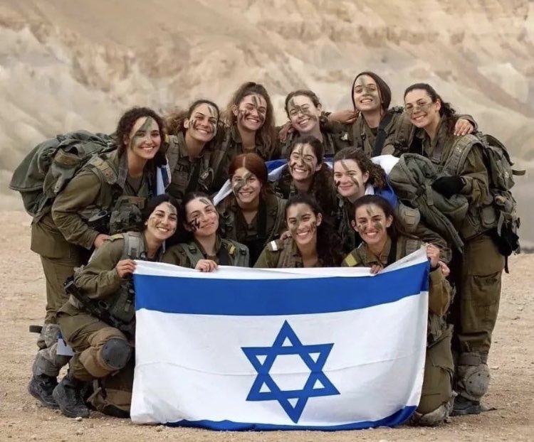 Natalia1_x's tweet image. United we stand! Proud of these brave soldiers showcasing strength and unity under the Israeli flag. #IsraelStrong #Unity #Pride #IDF
