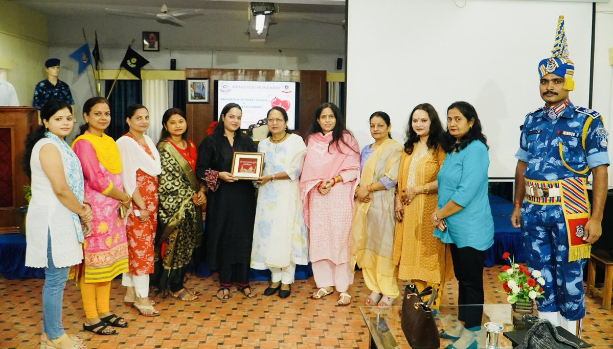 RCWA91BnRA5739's tweet image. Under the guidance of Mrs. Nirupma Ojha, RCWA @91Bn Head, a Breast Cancer Awareness & Women's Health session was organized with Nova Hospital's expert team - Dr. Himanshi Pandey (MBBS) & Corporate Manager Sh. Amit Pandey.#RAF #crpfindia .