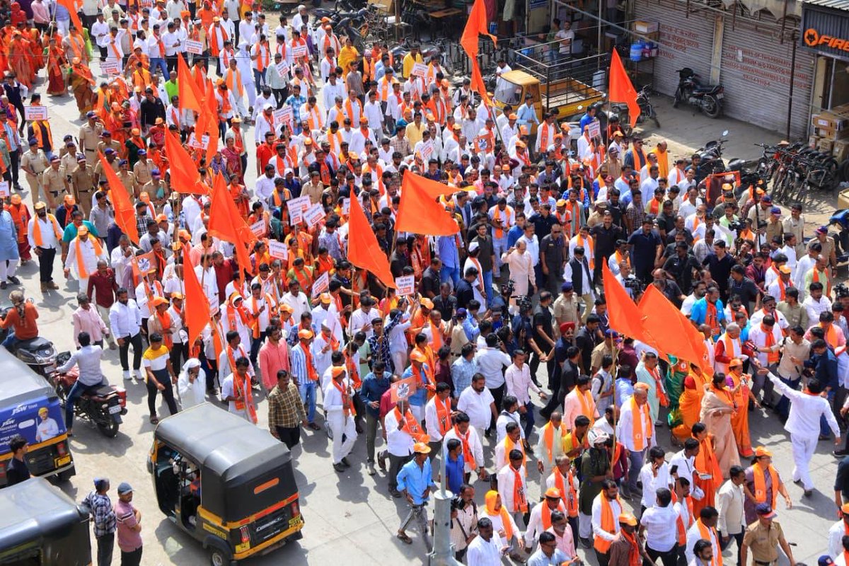 ShivSenaUBT_'s tweet image. अतिवृष्टीमुळे हवालदिल झालेल्या मराठवाड्यातील शेतकऱ्यांनी ‘हंबरडा मोर्च्याच्या’ माध्यमातून महायुती सरकारविरोधात आक्रोश करत, सरकारला पुन्हा एकदा जाब विचारला आहे!
पक्षप्रमुख मा.श्री.उद्धवसाहेब ठाकरे ह्यांच्या नेतृत्वाखाली छत्रपती संभाजीनगर येथे क्रांती चौकातून सुरु झालेल्या ह्या…