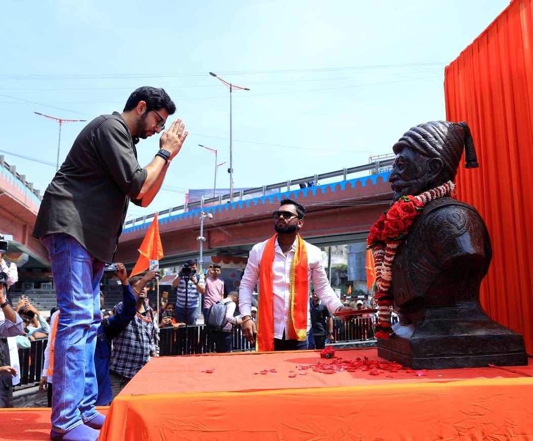 ShivSenaUBT_'s tweet image. अतिवृष्टीमुळे हवालदिल झालेल्या मराठवाड्यातील शेतकऱ्यांनी ‘हंबरडा मोर्च्याच्या’ माध्यमातून महायुती सरकारविरोधात आक्रोश करत, सरकारला पुन्हा एकदा जाब विचारला आहे!
पक्षप्रमुख मा.श्री.उद्धवसाहेब ठाकरे ह्यांच्या नेतृत्वाखाली छत्रपती संभाजीनगर येथे क्रांती चौकातून सुरु झालेल्या ह्या…