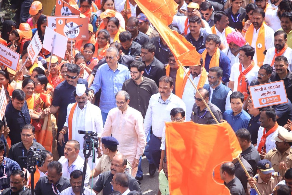 ShivSenaUBT_'s tweet image. अतिवृष्टीमुळे हवालदिल झालेल्या मराठवाड्यातील शेतकऱ्यांनी ‘हंबरडा मोर्च्याच्या’ माध्यमातून महायुती सरकारविरोधात आक्रोश करत, सरकारला पुन्हा एकदा जाब विचारला आहे!
पक्षप्रमुख मा.श्री.उद्धवसाहेब ठाकरे ह्यांच्या नेतृत्वाखाली छत्रपती संभाजीनगर येथे क्रांती चौकातून सुरु झालेल्या ह्या…