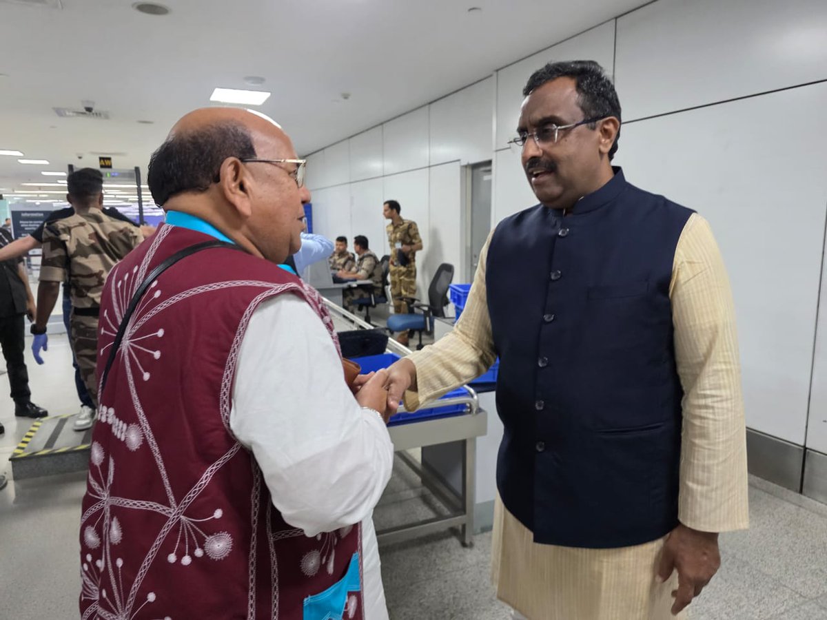 आज नई दिल्ली विमानतल पर  सम्मानीय श्री राम माधव जी से सौजन्य भेंट की। इस अवसर पर विभिन्न सामाजिक एवं जनजातीय विषयों पर सार्थक चर्चा हुई।