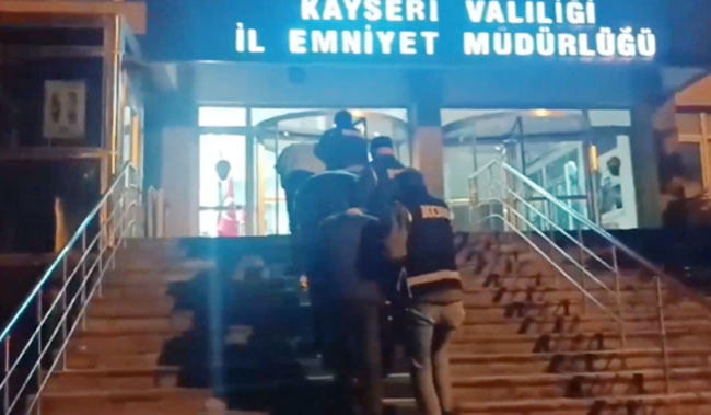 ayakligaste038's tweet image. 🚨 Kayseri’de FETÖ/PYD Zanlısı Yakalandı!
📍 Hakkında 6 yıl 3 ay kesinleşmiş hapis cezası bulunan M.Y.T., Kayseri’de gerçekleştirilen operasyonla yakalanarak cezaevine teslim edildi.
@gokmen_cicek_ @KayseriEmniyeti #Emniyet #FETÖ #PYD #TerörleMücadele #ByLock