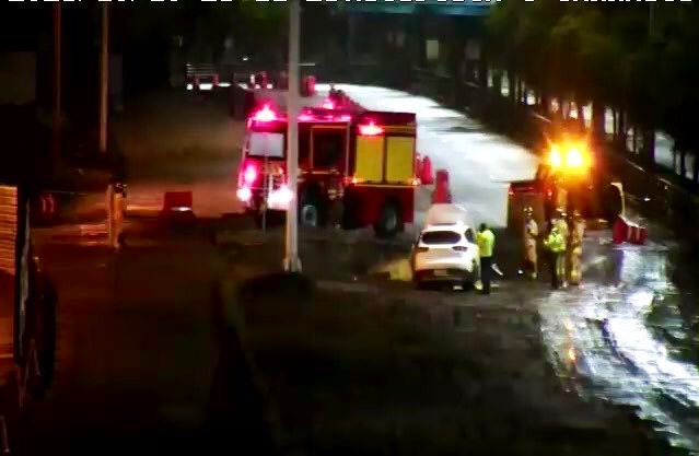 #Cuenca | Aparatoso accidente de tránsito se registró en la autopista Cuenca - Azogues, la madrugada de este sábado (01:13).  Un vehículo perdió pista y volcó a la altura del hospital del Iess.
Al arribo de los recursos, no se encontraron personas heridas en el lugar.