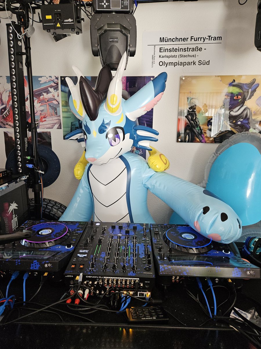 burutatsu's tweet image. Tonight on the decks: DJ Kinyo 🥳🥳
#inflatable @MythAnimalCreat #dragon #dj #denondj