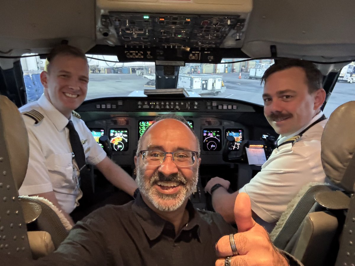 Hoorge's tweet image. Thumbs up for MMS Music City in Nashville. I’m excited for the first event for @_Robopack in the USA. Looking forward to engaging the #ITpro community with my fabulous #Robopack team and representing @mmsmoa as a member of the organizing team. 

Let’s go Robots and MMS! 
#MMSMOA…