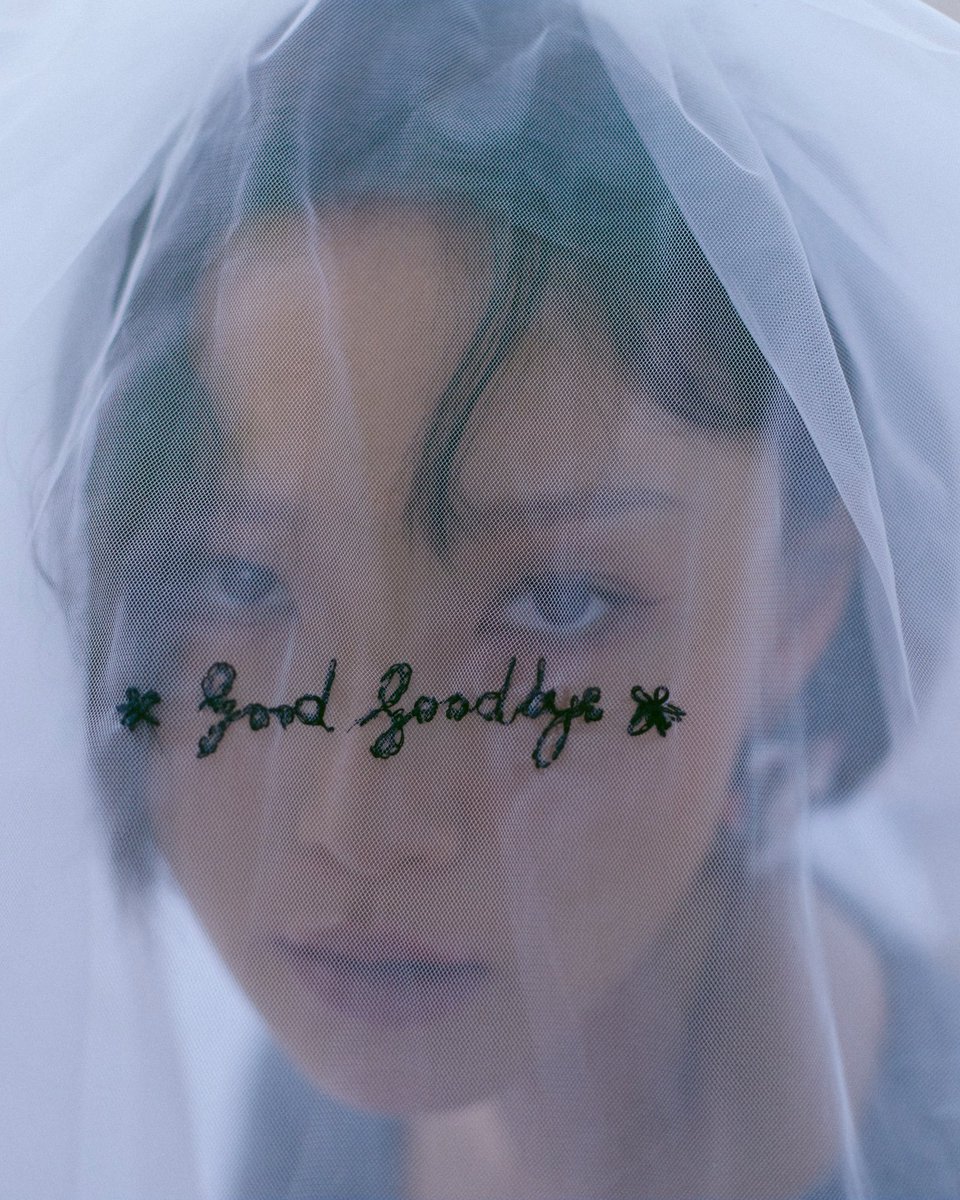 OneilyVibe's tweet image. #HWASA of #MAMAMOO releases the concept photos for her single “Good Goodbye.”

“I’ll be on my side instead of you”