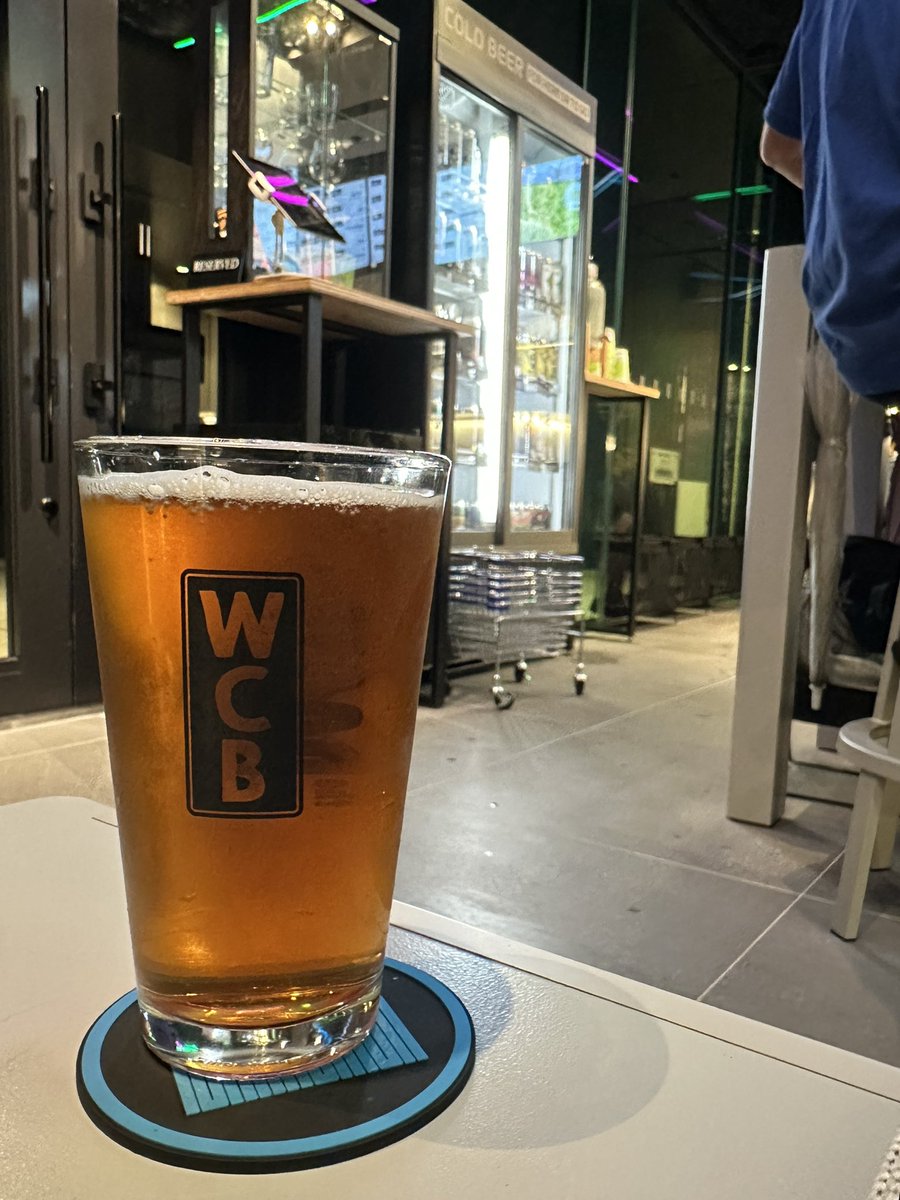 DanHiura's tweet photo. 三連休初日、ずっと行きたかったWCBのタップルームへ。
基本はエヴェレット解釈寄りだけど、飲む未来にしか行き着かないコペンハーゲン解釈の実践。
 #酔いどれ物理学  #wcb_toranomon  #WestCoastBrewing https://t.co/ZuA4r6dqHd