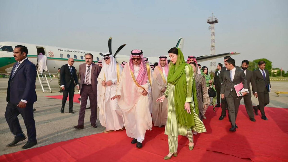developingpak's tweet image. A special delegation of the #Saudi #Pak Joint Business Council arrived in #Lahore. Chief Minister #Punjab #MaryamNawaz Sharif personally welcomed the Saudi delegation at the airport.

#SaudiArabia #Pakistan 🇵🇰🇵🇰🇸🇦🇸🇦