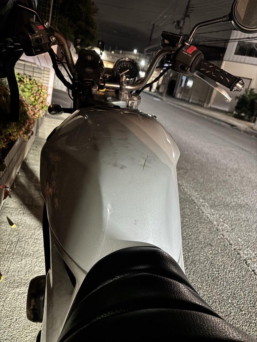 hrk050828's tweet photo. ご機嫌斜めでエンジンかからず！無念！
てかタンク汚な。 https://t.co/IkOnu3PWz0