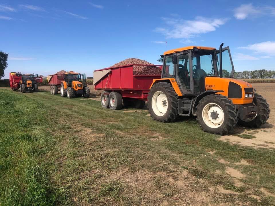 Onze aardappelrooitrein: 3x Renault, allemaal 20+ jaar oud, 2 x eigenbouw kiepers, inmiddels ook al weer 15 jaar oud, 1 keer “new to us” Grimme SE 85-55 van 2008. Prachtige “hobby”😎