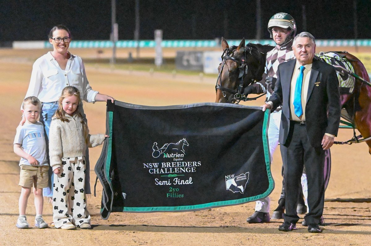 Sparkling Sea sparkles to victory in the <a href="/NutrienEquineSB/">Nutrien Equine Standardbred</a> NSW Breeders Challenge 2YO Fillies - Semi Final.💎🌊

Trained by David Hewitt and driven by his son <a href="/bradhewitt14/">Brad hewitt</a>, the daughter of Lather Up out of Serene Sea recorded a mile of 1.51.5 and a winning margin of 6.2 metres.
