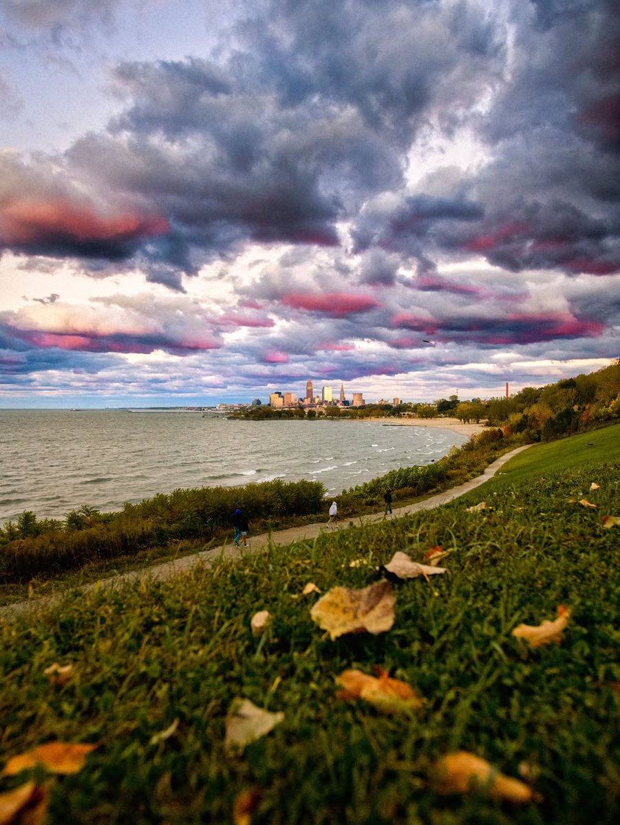 Happy Saturday, Cleveland! There’s something about this time of year in The Land -- a little wind off the lake, colorful skies, and that feeling of change in the air. 

📸: <a href="/alexfarmerphoto/">Alex Farmer</a>