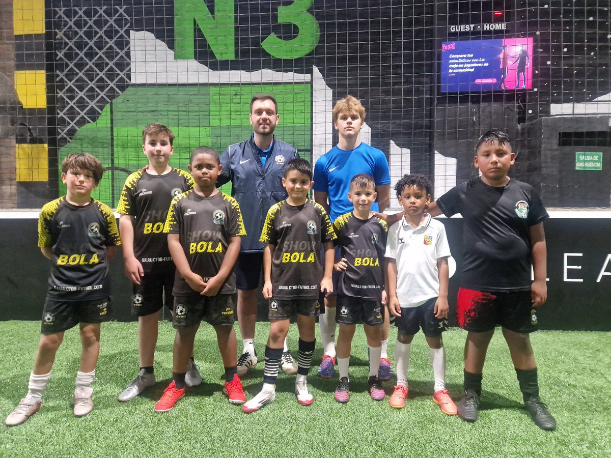 ¡Muy contento con los alumnos de CTBB-FUTBOL! Han hecho un trabajo excelente, destacando la mejora en el golpeo interior, tanto por la banda izquierda como por la derecha, y en la temporización, algo fundamental en el golpeo. Además,