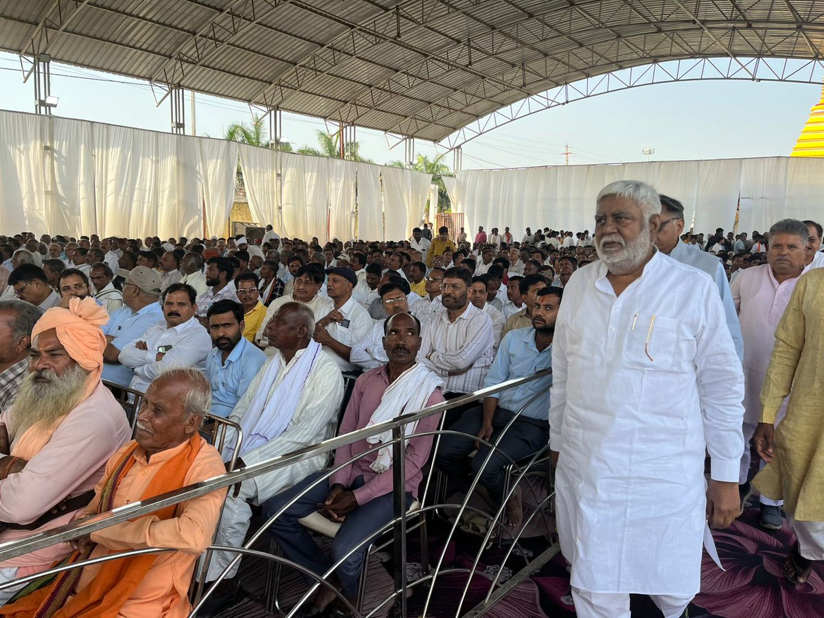 आज नरसिंहपुर, मध्यप्रदेश में मेरे मित्र, मध्यप्रदेश के वरिष्ठ केबिनेट मंत्री श्री <a href="/prahladspatel/">Prahlad Singh Patel ( वृक्ष से जल, जल से जीवन)</a> जी की पूज्य माताजी श्रीमती यशोदा पटेल जी के श्रद्धांजलि सभा कार्यक्रम में सम्मिलित हुआ। पूज्य माताजी के तैलचित्र पर पुष्पांजलि अर्पित की एवं उन्हें नमन किया।