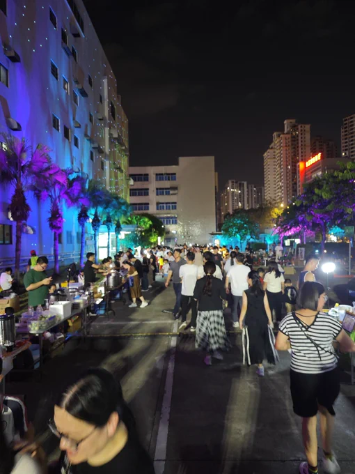 会社の秋祭りでは敷地でお酒が飲めたり社員の屋台でBBQが出来ます