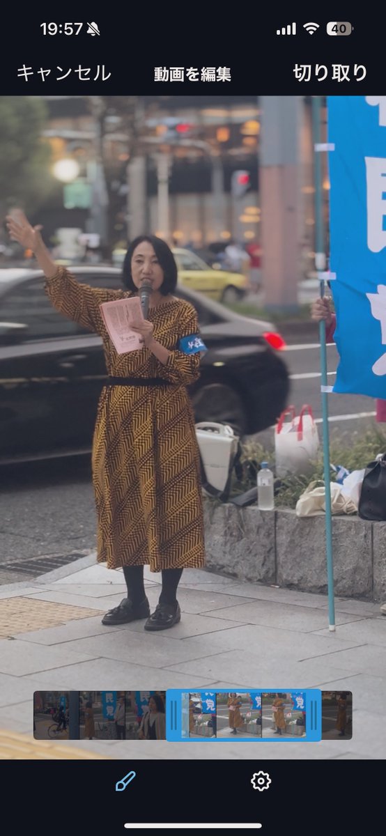 BwI4542's tweet image. #大椿ゆうこ
先々月のサイン会以来。
激動の昨日(通称:昭和100年10月10日)から一夜明けて、何かが大きく変わる予感のする今日南森町駅前の交差点にてこの人の街宣を聞く事に物凄く大きな意味があると思いたい。

それにしてもこの広々とした大阪の大通り全体に響き渡る本当によく通る力強い声である。