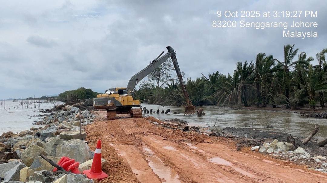 Alhamdulillah, saya dimaklumkan kerja penutupan ban Sg Berong di Batu Pahat yang pecah siap ditambah baik.

Boleh rujuk lawatan kami beberapa minggu lepas 👉🏻 x.com/akmalnasir/sta…

Walau bagaimanapun masih ada kawasan rendah dimasuki air. 

Saya akan terus pantau secara rapat.