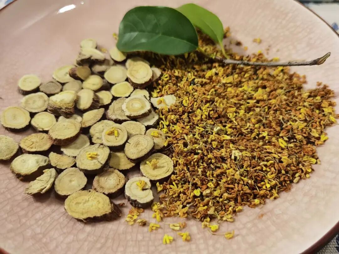 LinpingStyle's tweet image. 🌼🍂In the #autumn air of #Linping, the scent of osmanthus fills the streets. Take a bite of the soft, dense #osmanthus cake, sip a cup of rich osmanthus wine, or enjoy a sweet, fragrant osmanthus-coated chestnut… 😋Let this aroma linger on your tongue.