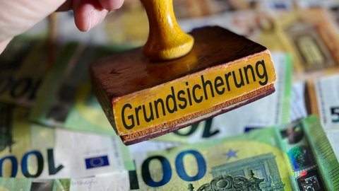 Mogelpackung des Monats

Die sogenannte „Abschaffung“ des Bürgergelds und die Einführung der neuen „Grundsicherung“ ist politisches Blendwerk – eine Mogelpackung, die nicht einmal den Anspruch einer echten Reform verdient. Was Merz, Söder &amp; Co. hier als Erfolg feiern, ist
