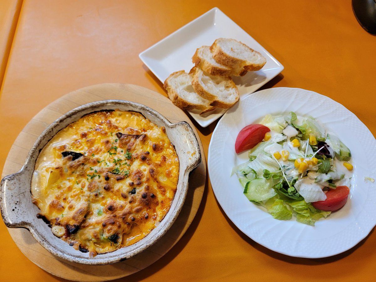 999yukky's tweet photo. 本日のランチは鈴鹿市のイタリアンのLa Lanternaさんへ。1年5ヶ月ぶりにきた。鈴鹿のお気に入りのお店。今日もグラタンランチ+デザート3種盛りで。今日は秋ナスのミートソースグラタン。いつきても旨い。
#lalanterna #ランテルナ #鈴鹿ランチ https://t.co/vfbxPgDCuc