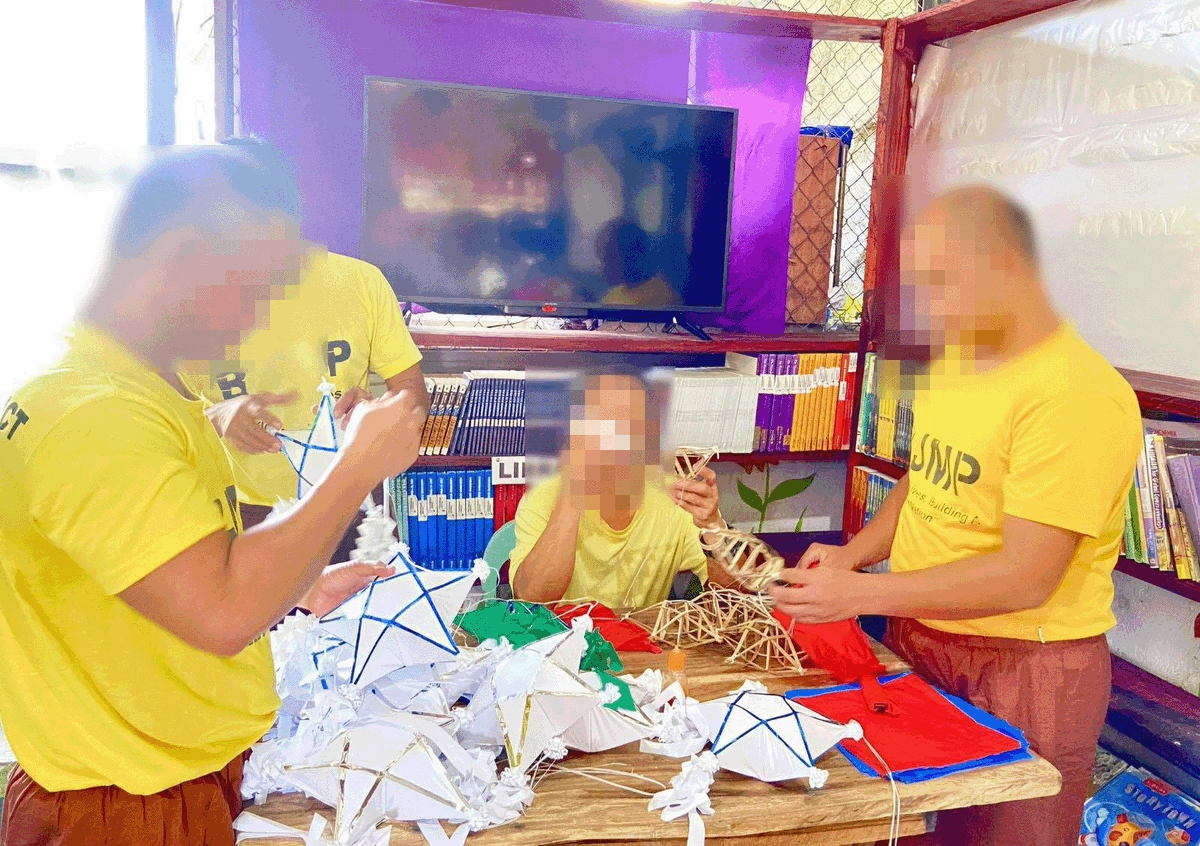 News5PH's tweet image. PAROL NG PAG-ASA

Gumagawa ng makukulay na parol ang Persons Deprived of Liberty (PDLs) sa Bureau of Jail Management and Penology (BJMP) - Boac District Jail sa Marinduque bilang bahagi ng kanilang livelihood program.

Ayon kay BJMP - MIMAROPA Spokesperson JO3 Joefrie Anglo,…