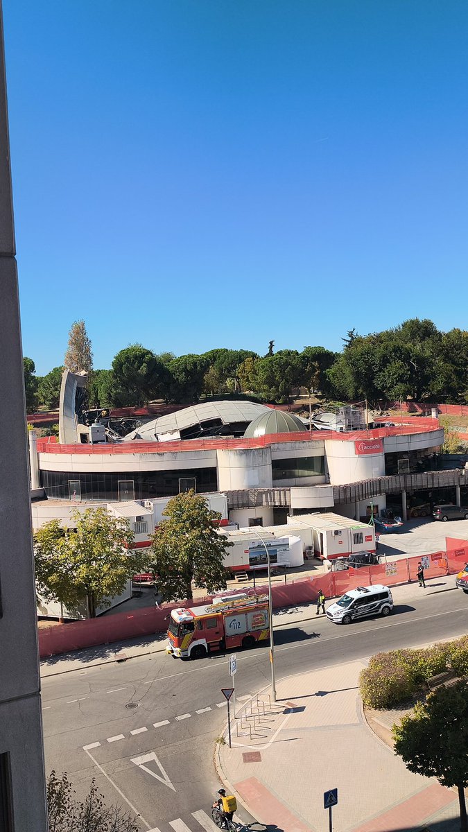Menuda semana para las obras de Madrid. A la reforma del antiguo IMAX se le de derrumba la cúpula.