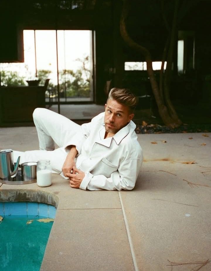 altamuz's tweet image. #FelizFinde @Guapazos y seguidorxs ✌️
El irresistible y guapisimo de #CharlieHunnam posando para #ChistianCoppola #MonsterTheEdGeinStory
Puro fuego este hombre 🔥🔥🔥🔥🔥