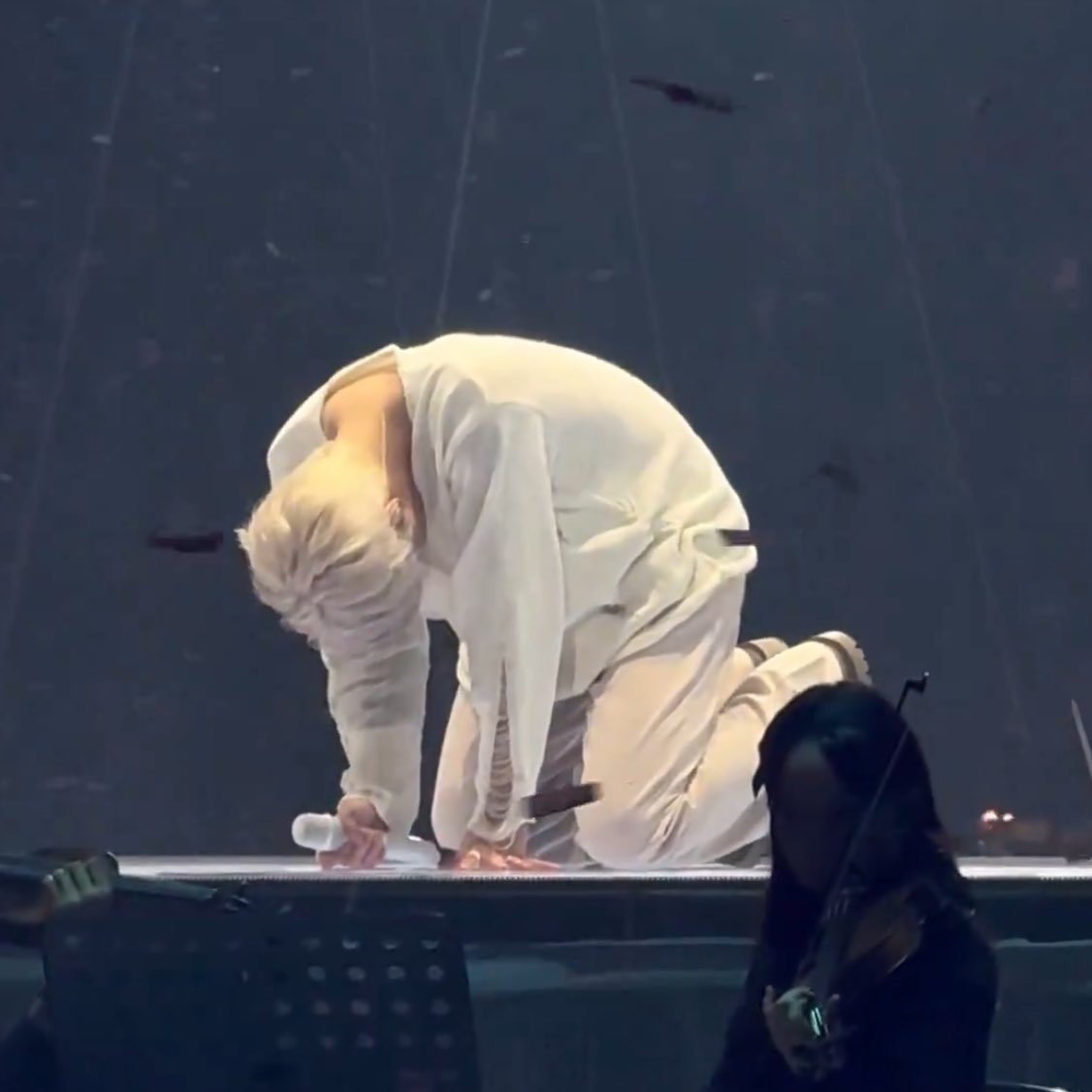 ตุลาคมมีน้ำตามาสองปีแล้วอะ ไม่ค่อยชอบบรรยากาศการบอกลาแบบนี้เลย don’t cry ฮือๆㅜㅜㅜ