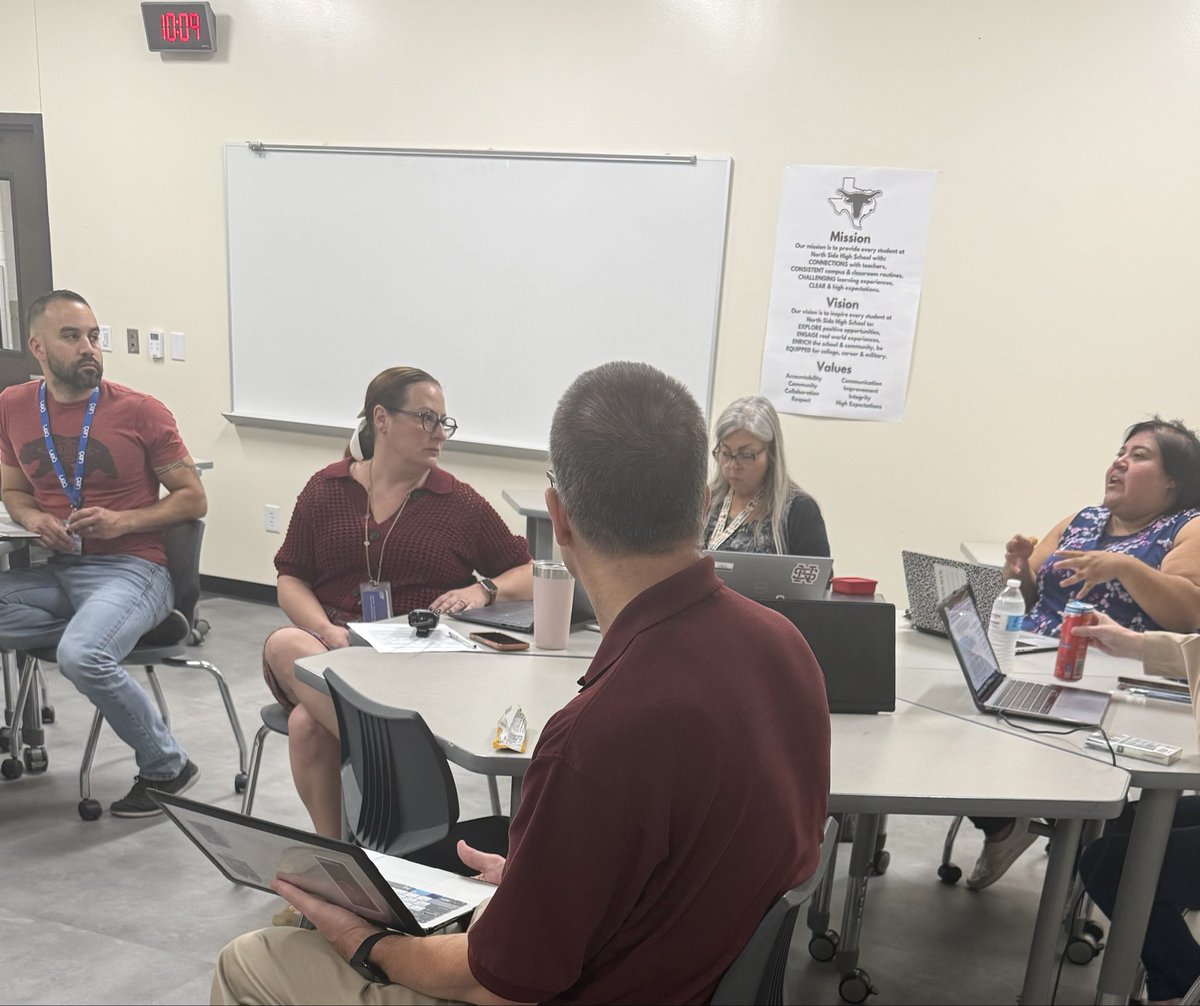 Jasma_Hayes's tweet image. Internalizing and incorporating strategies isn’t just for ELA! Partnered with U.S. History to build stronger readers, writers, and thinkers. Aligning expectations like annotating and SCRs builds consistency and confidence. Collaboration drives growth! #ElevateEverything