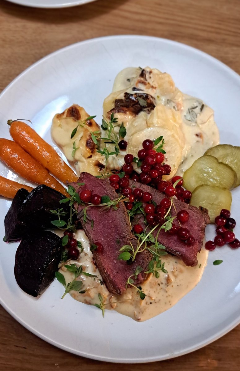 Eilinen ruoka oli kyllä täydellistä. Ja tuo poron kypsyys 😍

#ruoka #poro #omastamaasta #lähiruoka