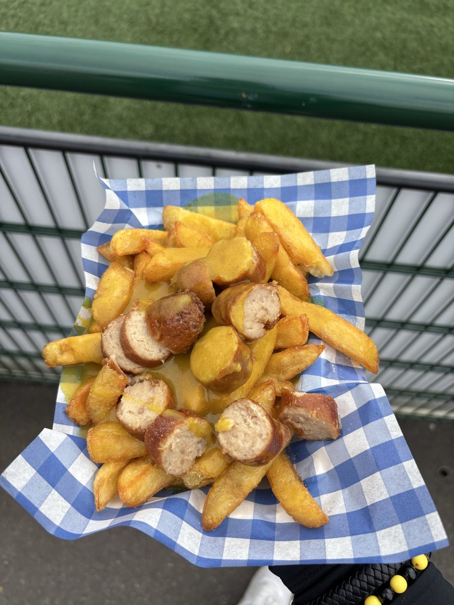 POTPRONK's tweet photo. @FootyScran @tonbridgeangels Sausage chips and curry sauce. £5! 🧑‍🍳😘 https://t.co/4KhwS3sPDF